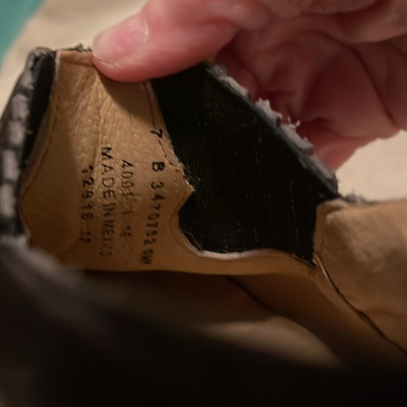 Frye Women’s size 7 cowboy Boots. Heeled. Ankle height Elastic sides. Br leather - Picture 4 of 11